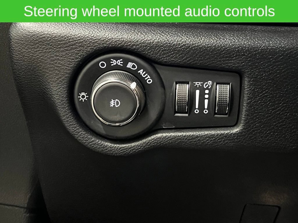 Used 2025 Chrysler Pacifica Select FWD image 16