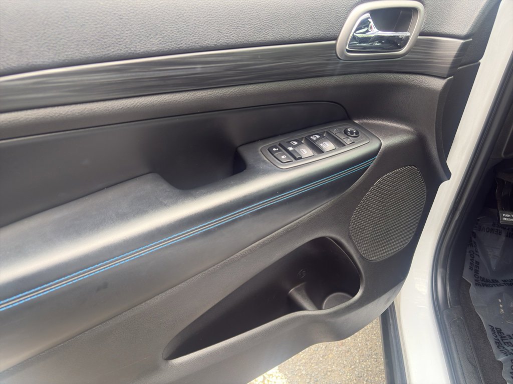 Used 2019 Jeep Grand Cherokee Laredo AWD/4WD image 6