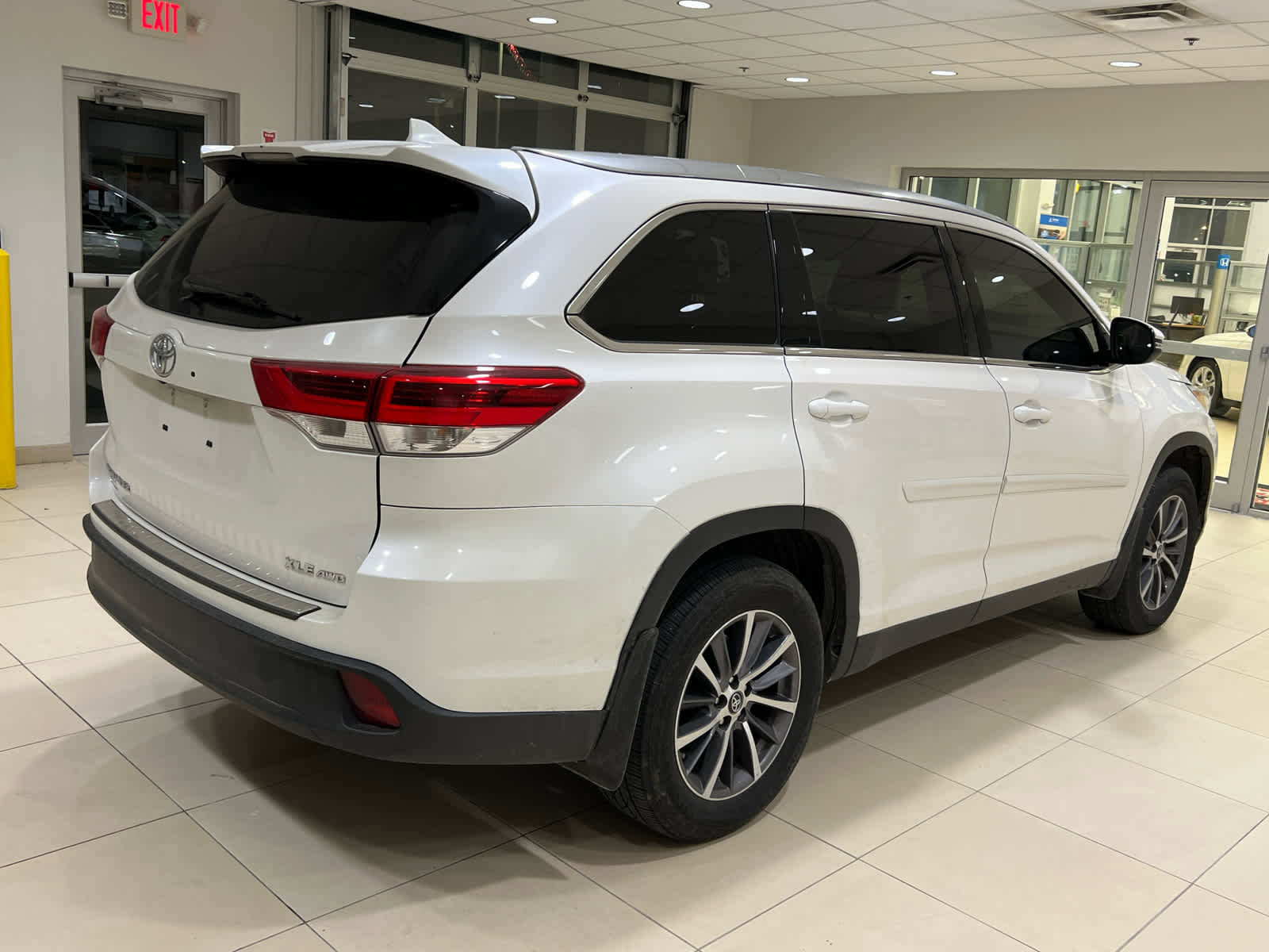 Used 2019 Toyota Highlander XLE w/ Carpet Mat Package (TMS) image 5