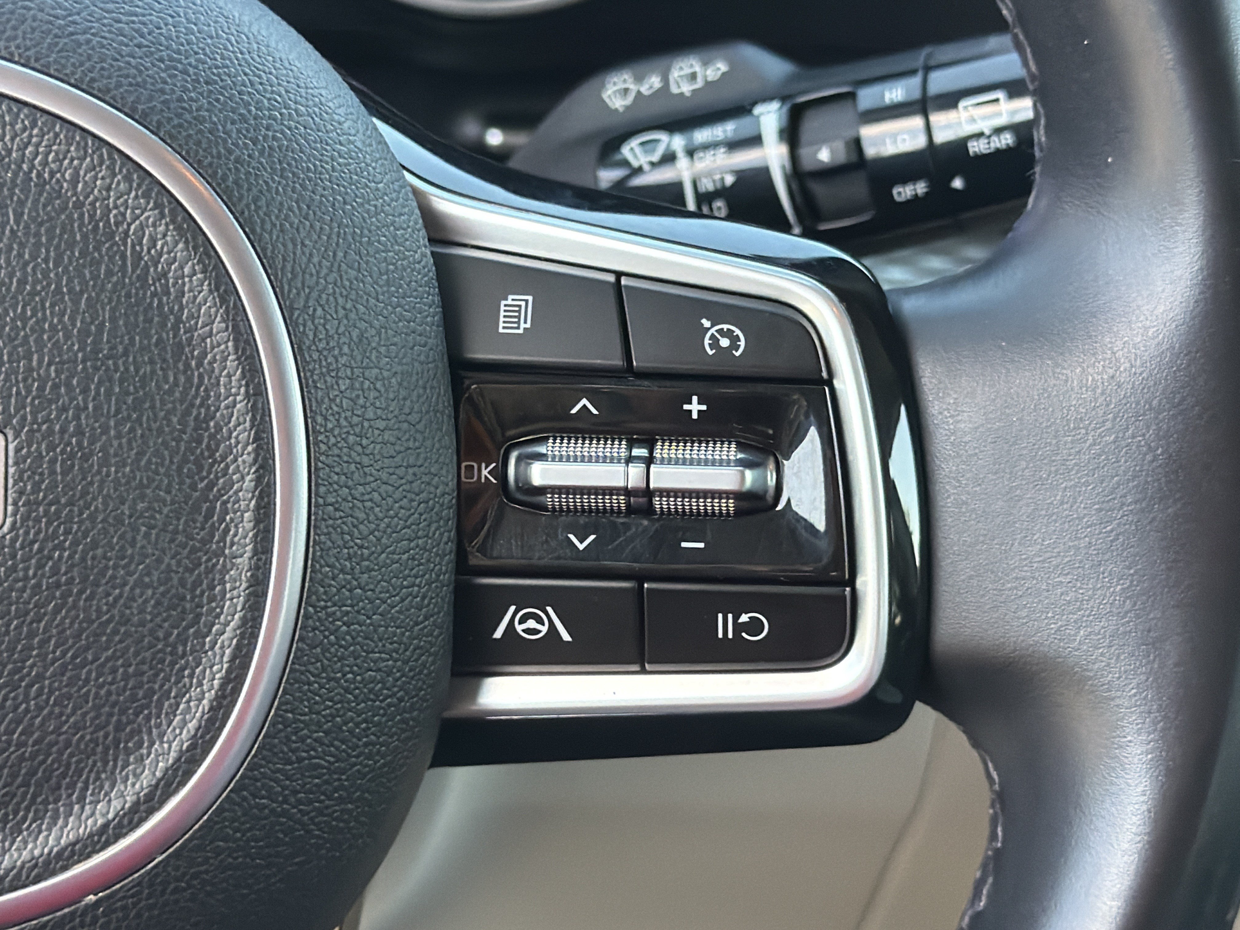 Used 2024 Kia Carnival LX FWD image 24