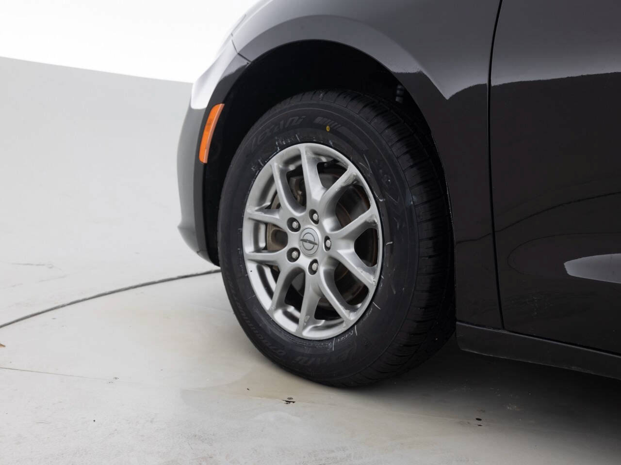 Used 2021 Chrysler Pacifica Touring FWD image 17