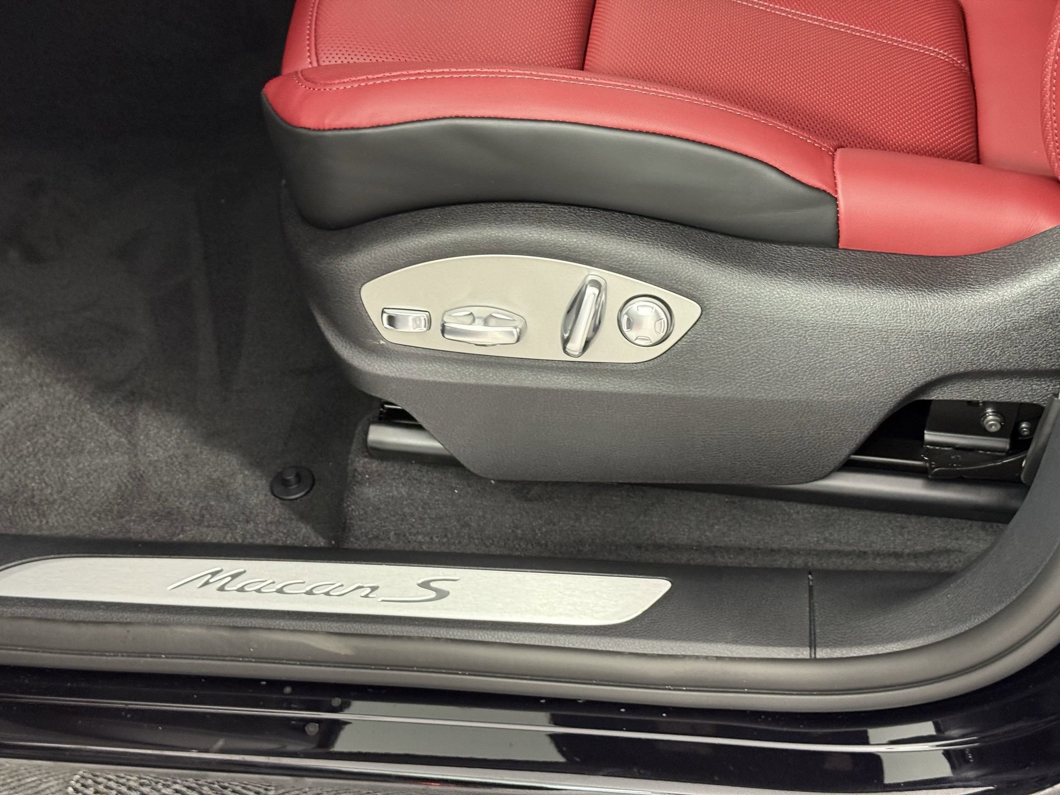 Certified 2026 Porsche Macan S AWD/4WD image 15