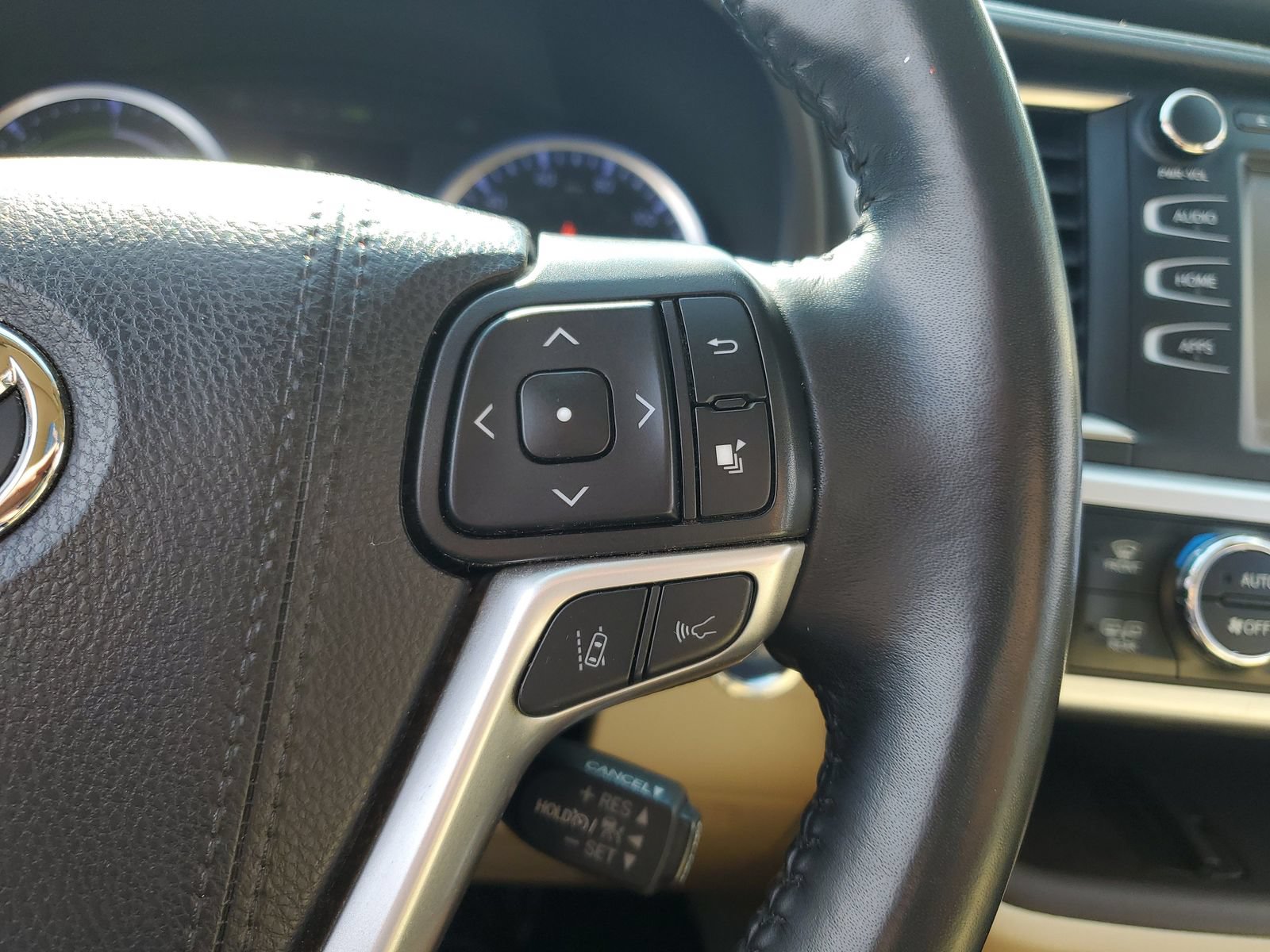 Used 2019 Toyota Highlander XLE AWD/4WD image 23