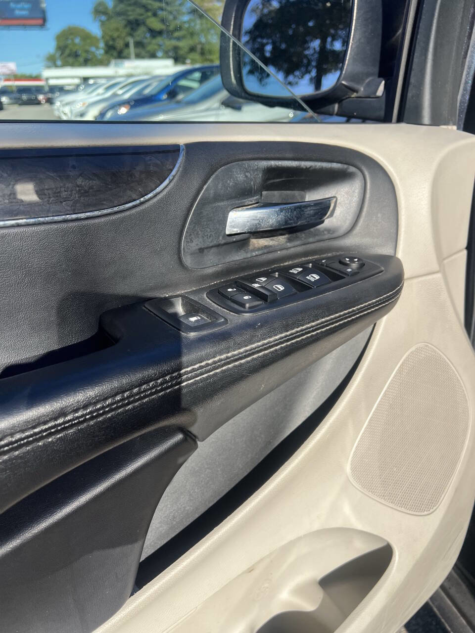 Used 2013 Chrysler Town & Country Touring image 9