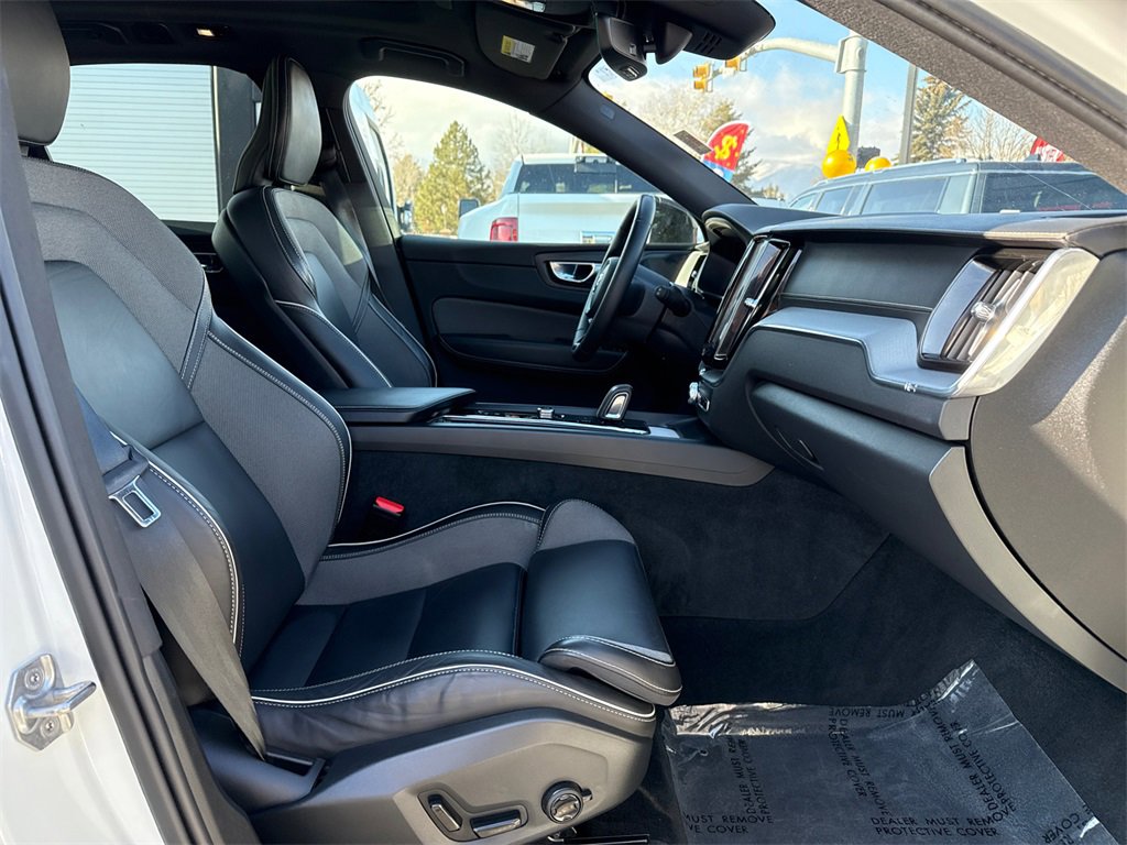 Used 2022 Volvo XC60 T8 R-Design image 14