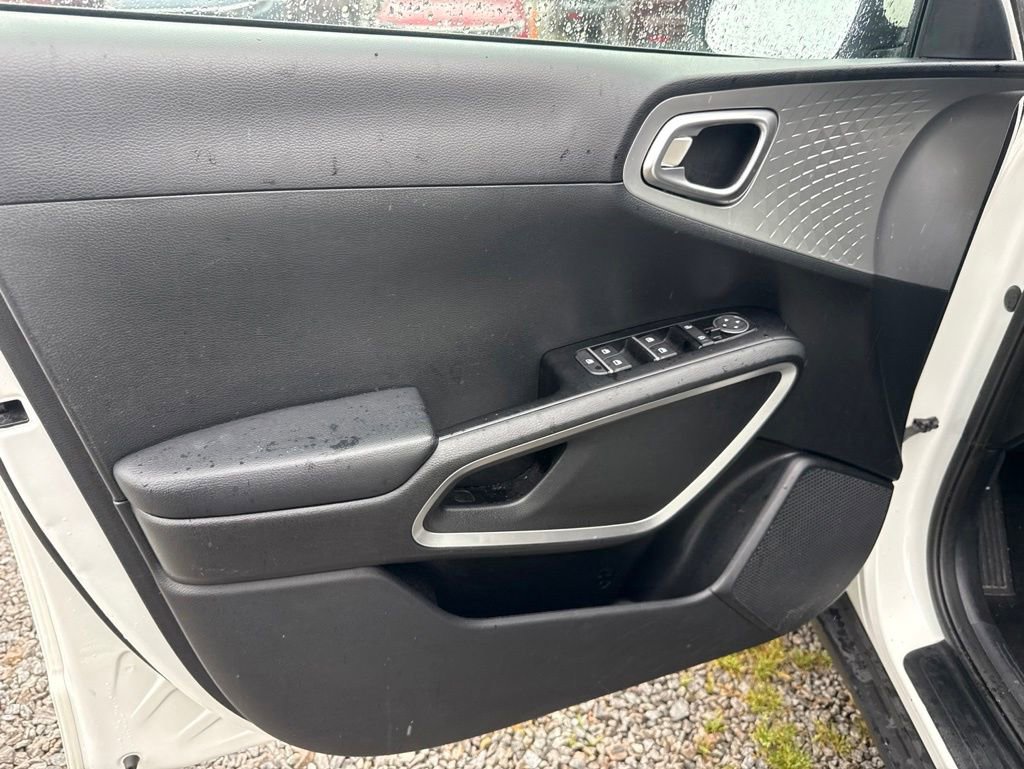 Used 2023 Kia Soul LX w/ LX Technology Package FWD image 11