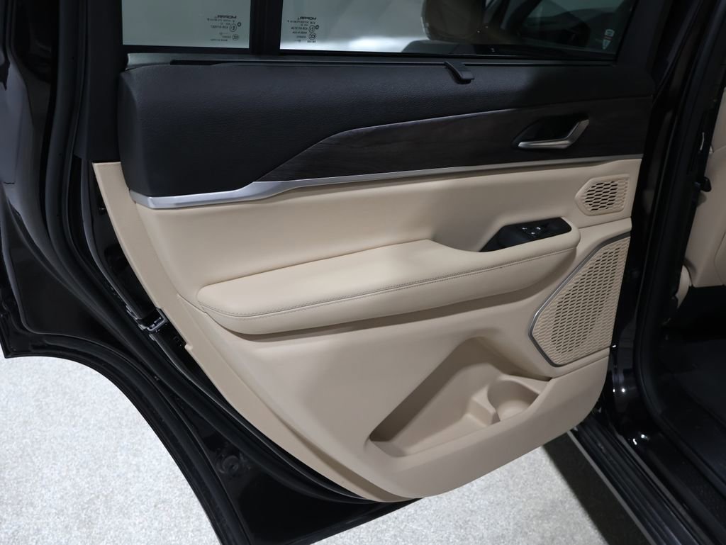 Used 2023 Jeep Grand Cherokee L Limited w/ Luxury Tech Group II image 20