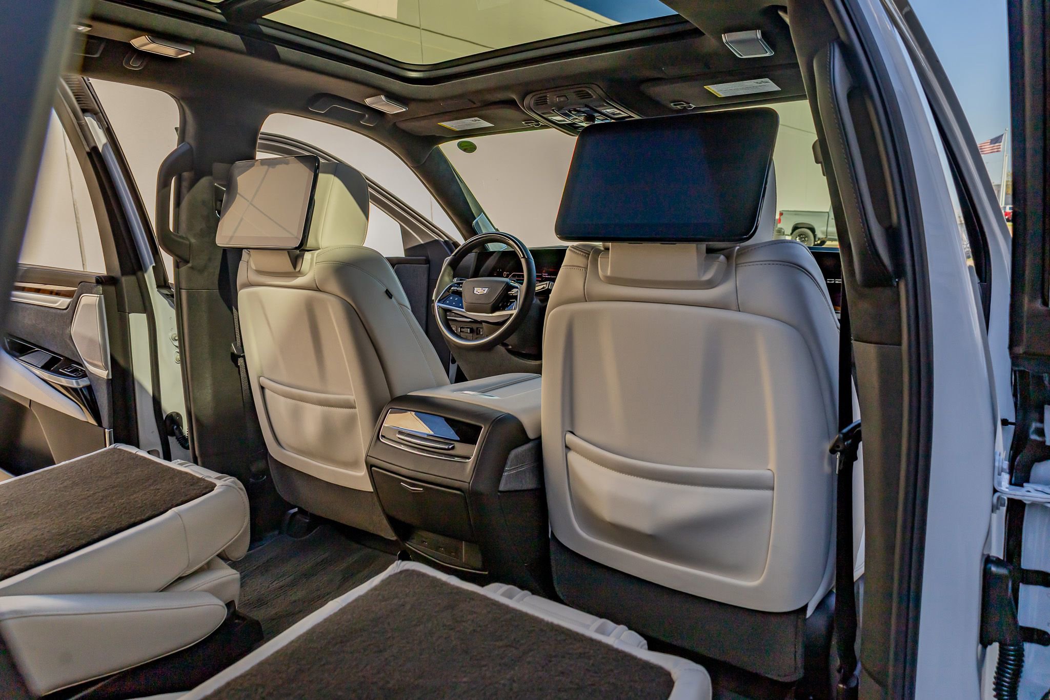 Used 2026 Cadillac Escalade Platinum Sport w/ LPO, ONYX Package image 32