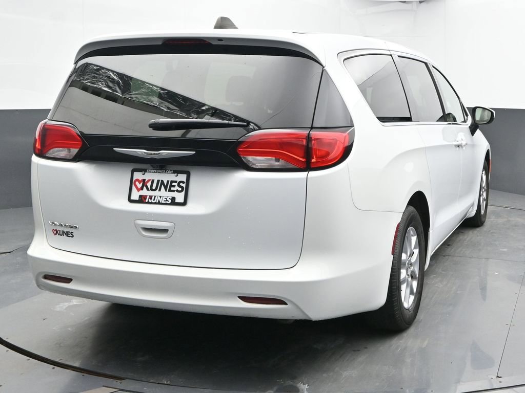 Used 2023 Chrysler Voyager LX FWD image 10