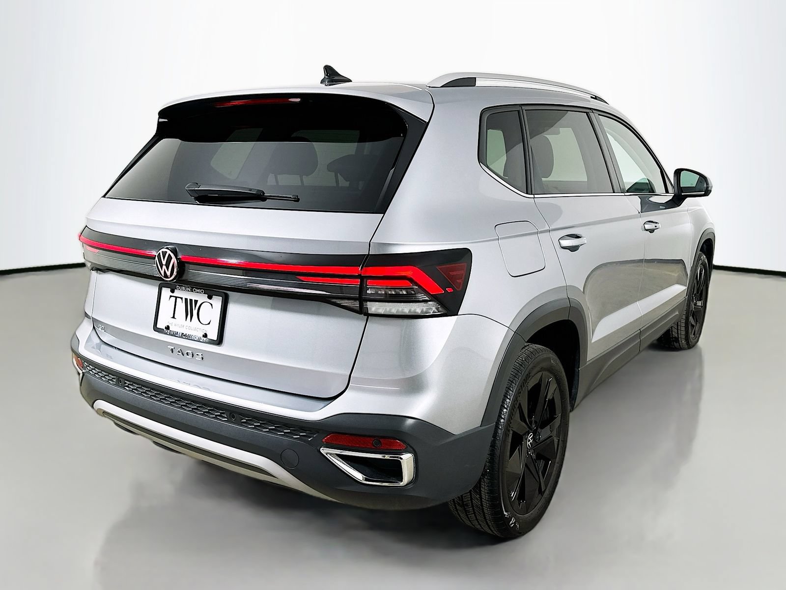 Used 2025 Volkswagen Taos SE FWD image 5
