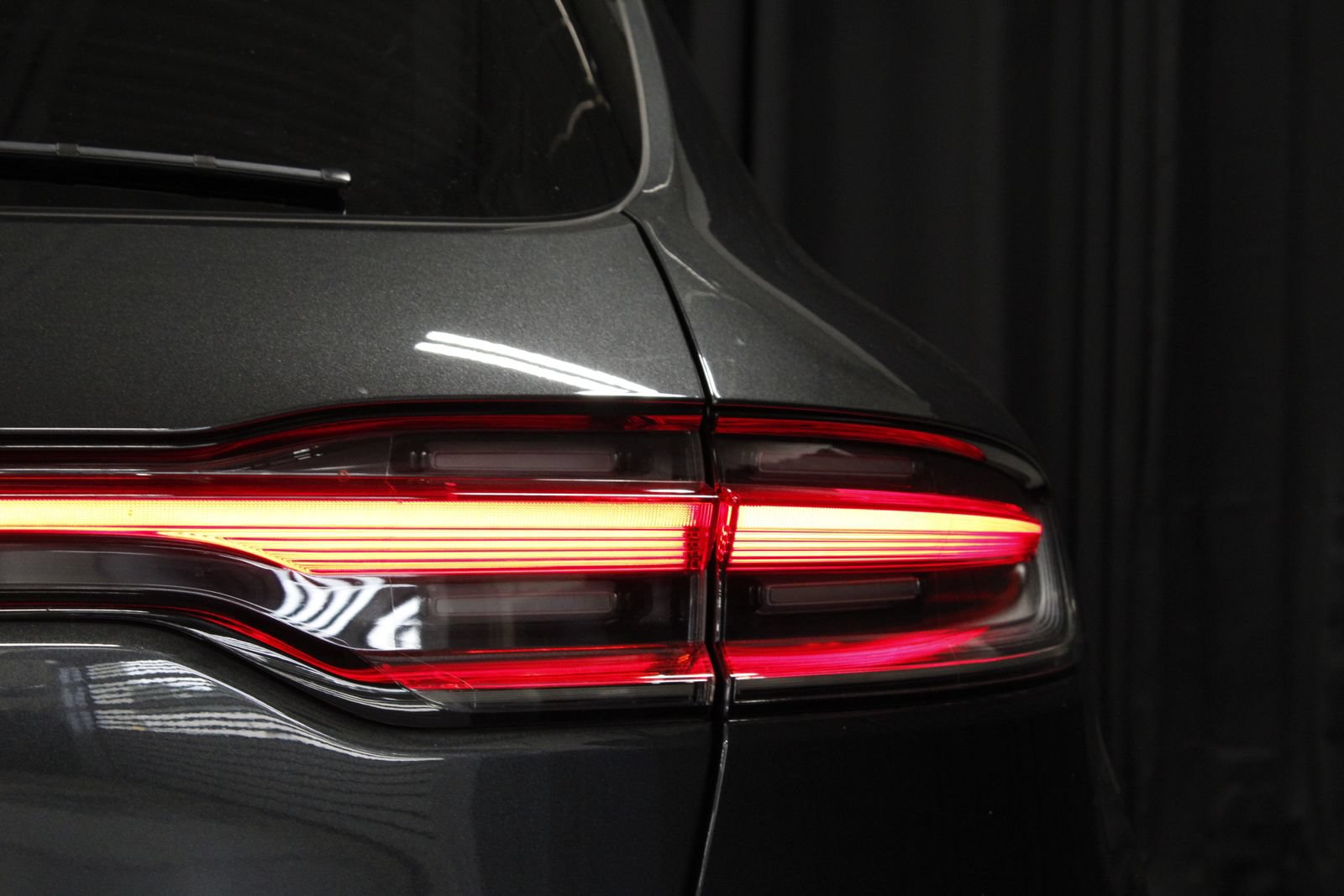 Certified 2025 Porsche Macan AWD/4WD image 36