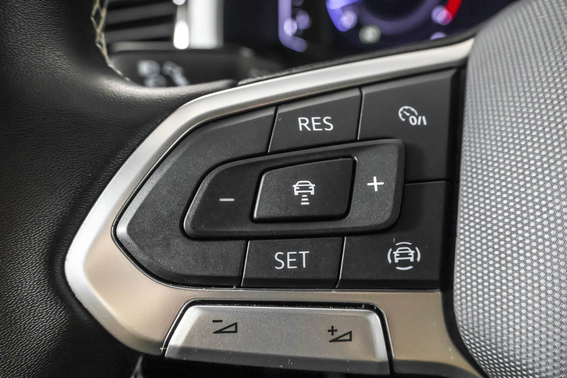 Used 2022 Volkswagen Atlas Cross Sport SE AWD/4WD image 25