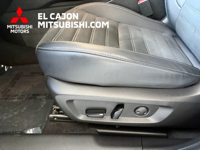 Used 2025 Mitsubishi Outlander SE image 15