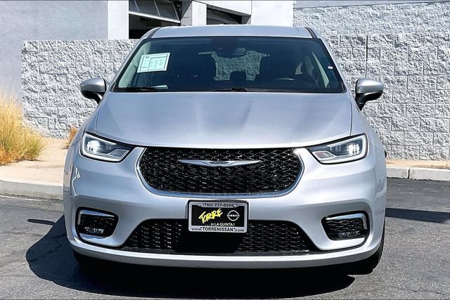 Used 2023 Chrysler Pacifica Touring-L FWD image 2