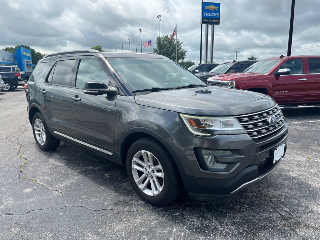 Used 2017 Ford Explorer XLT FWD image 2