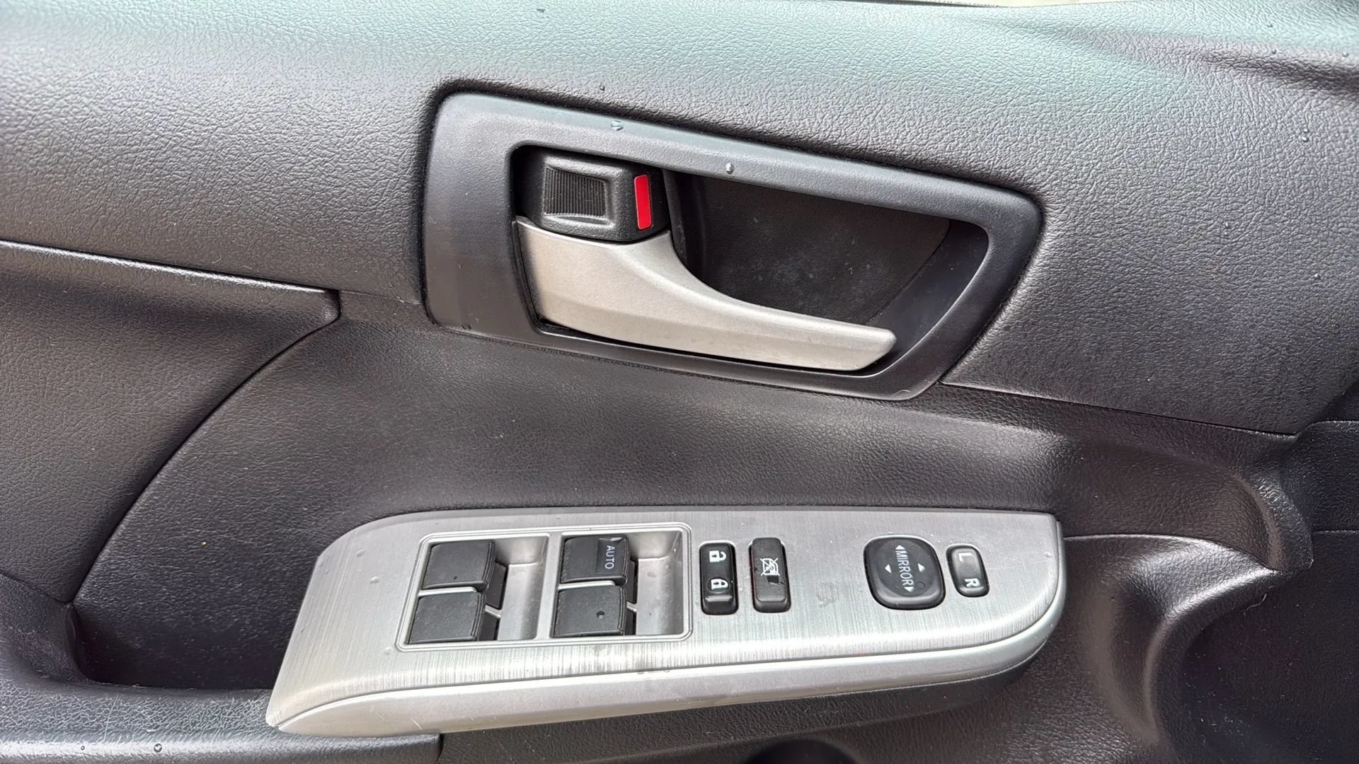 Used 2014 Toyota Camry SE w/ Moonroof Package FWD image 38