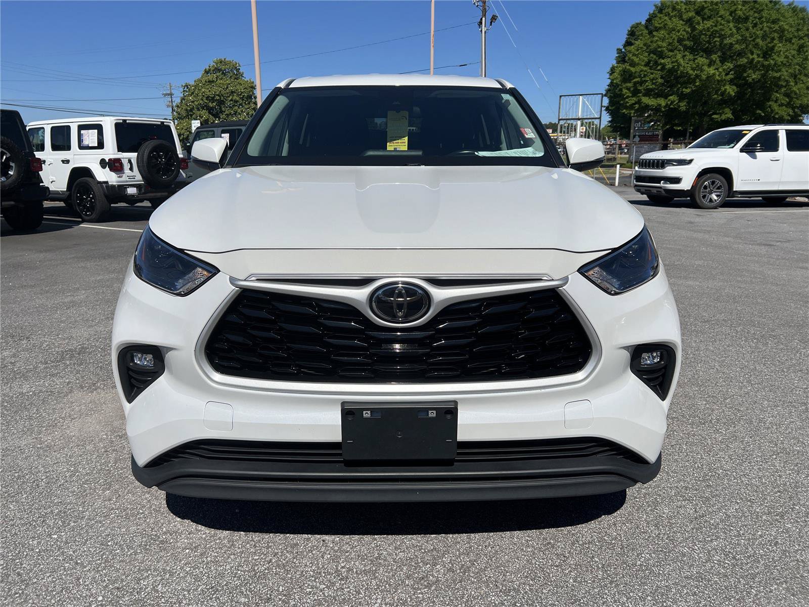 Used 2023 Toyota Highlander LE FWD image 3