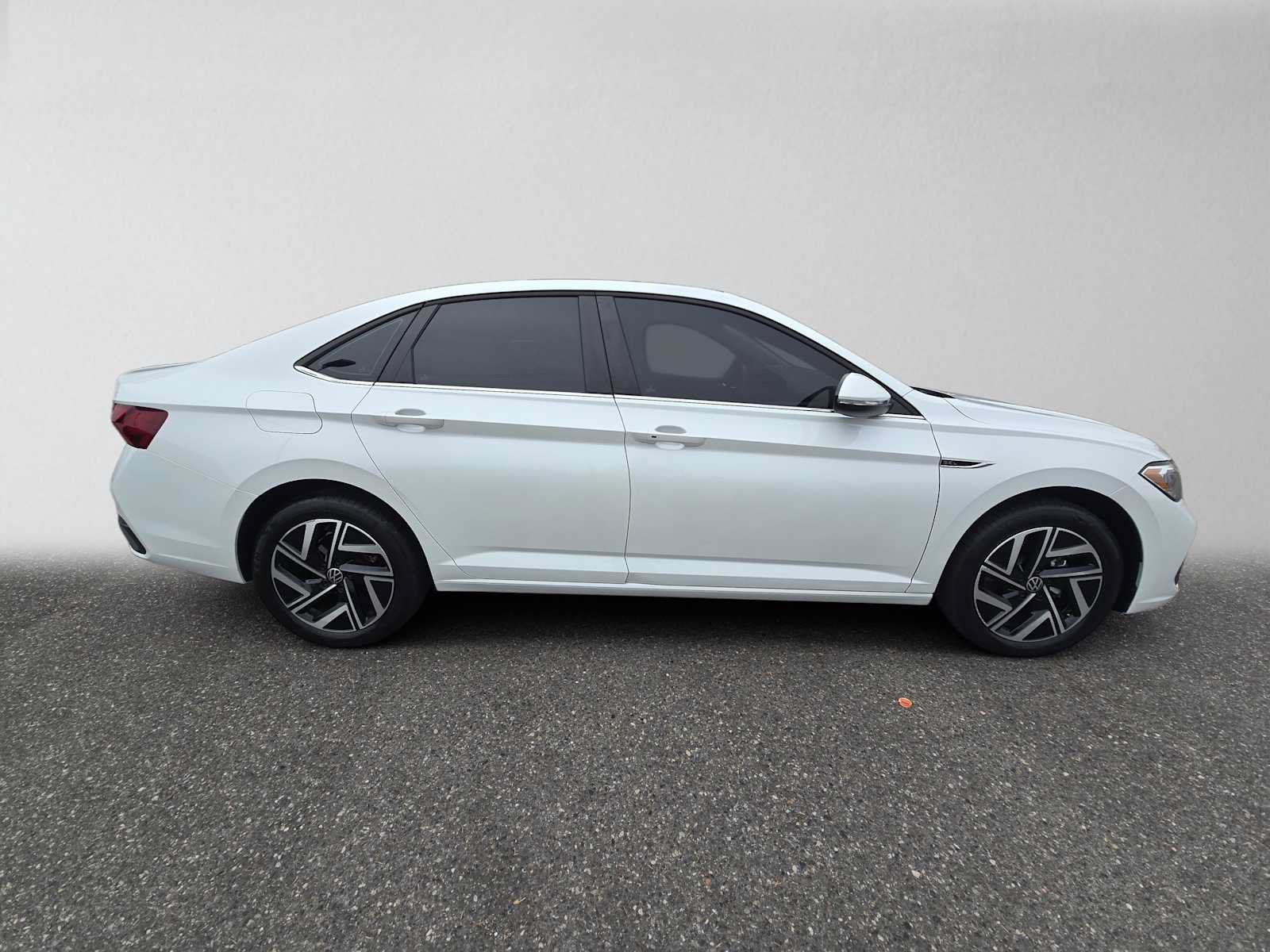Used 2024 Volkswagen Jetta SEL FWD image 2