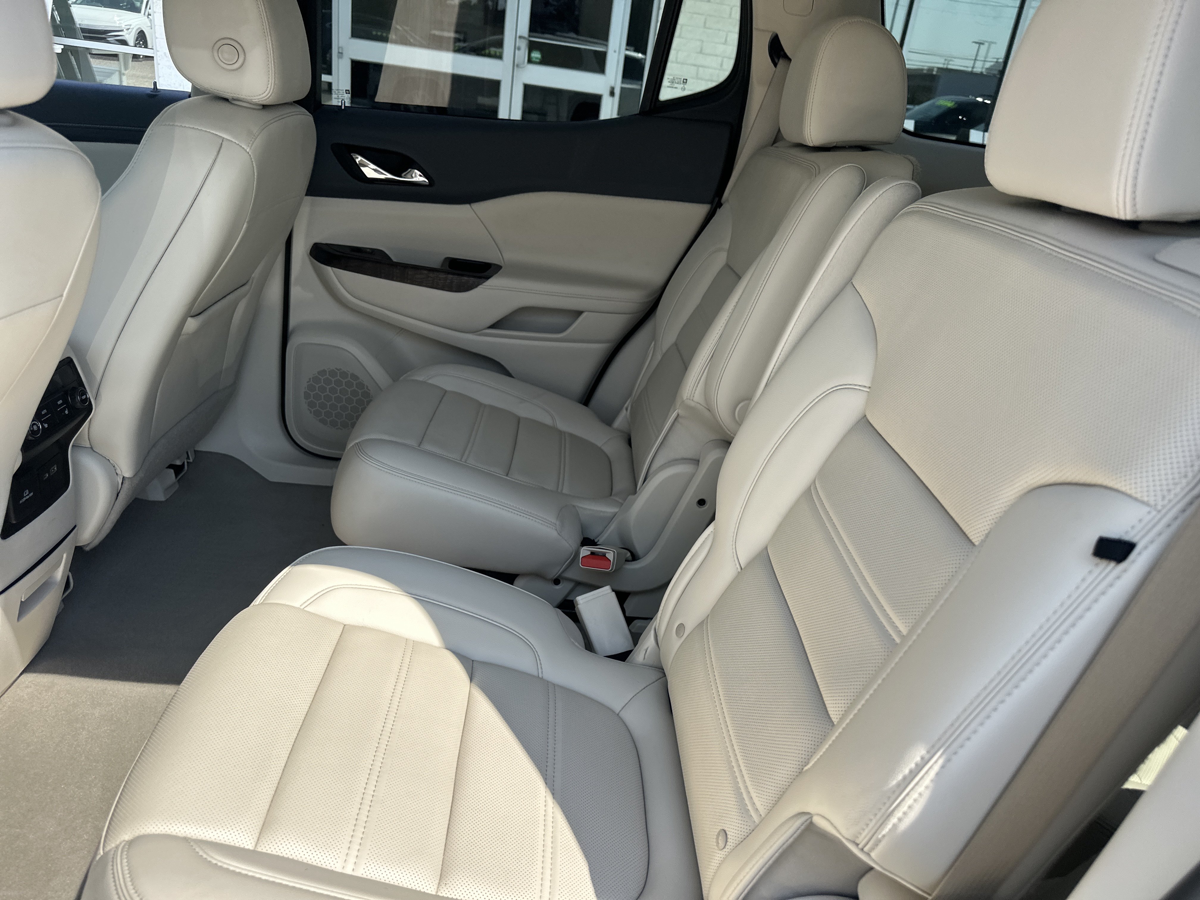 Used 2021 GMC Acadia Denali w/ Denali Technology Package FWD image 10