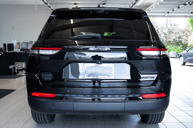 Used 2023 Jeep Grand Cherokee Limited w/ Luxury Tech Group II AWD/4WD image 5