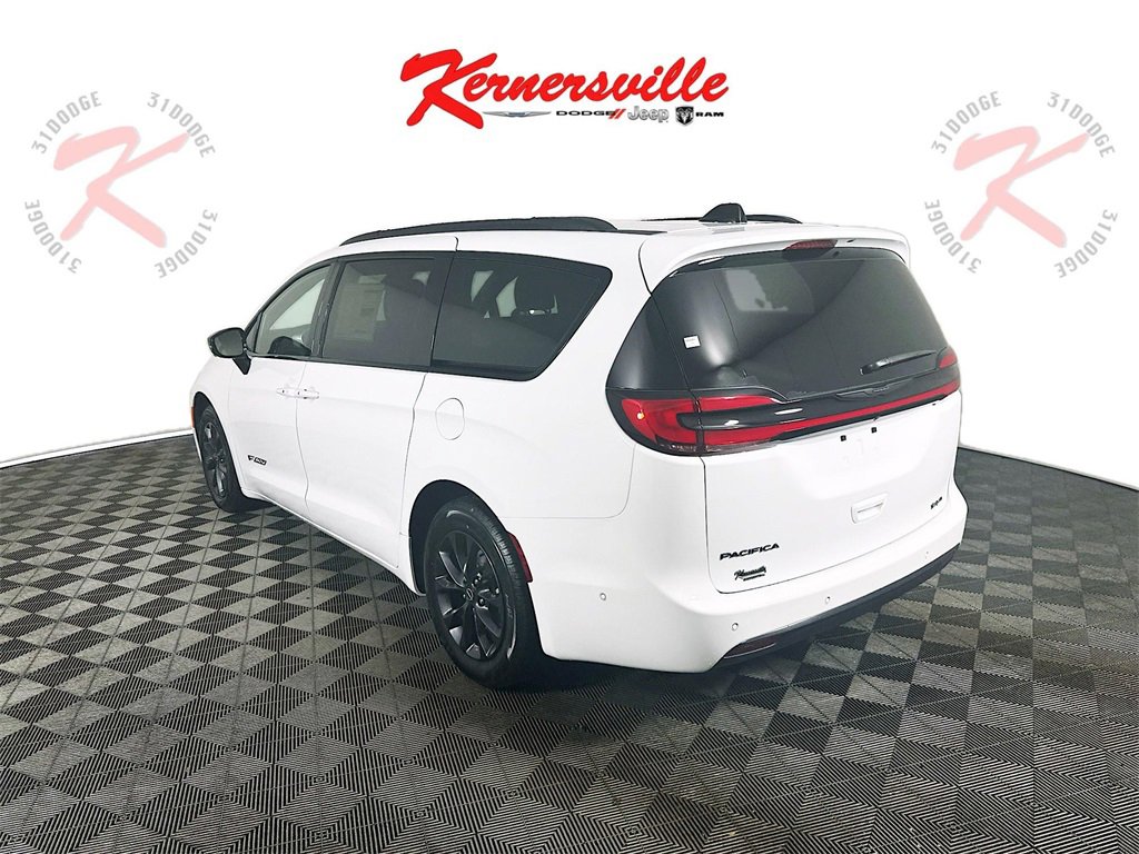 New 2025 Chrysler Pacifica Select w/ Fav Edition Package image 5