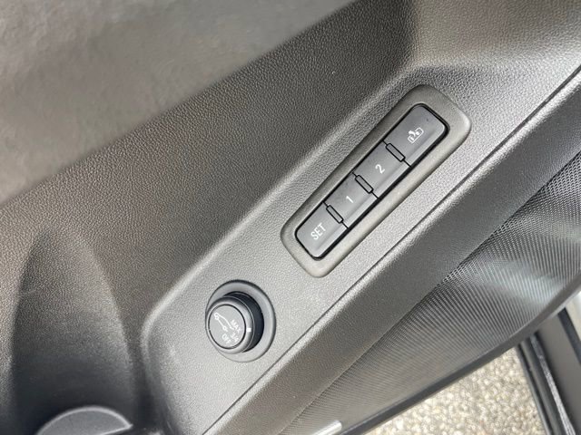 Used 2023 Chevrolet Equinox Premier image 11