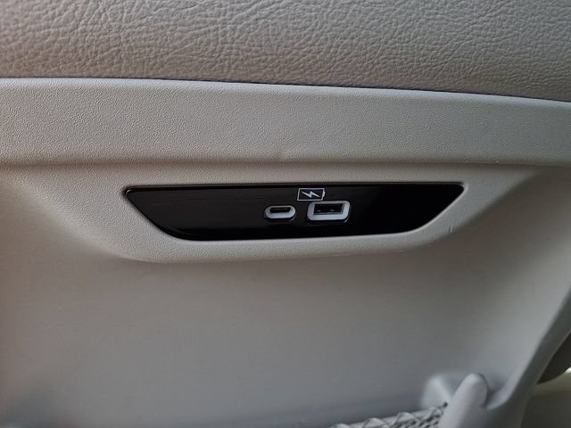 Used 2021 Chrysler Pacifica Touring-L FWD image 11