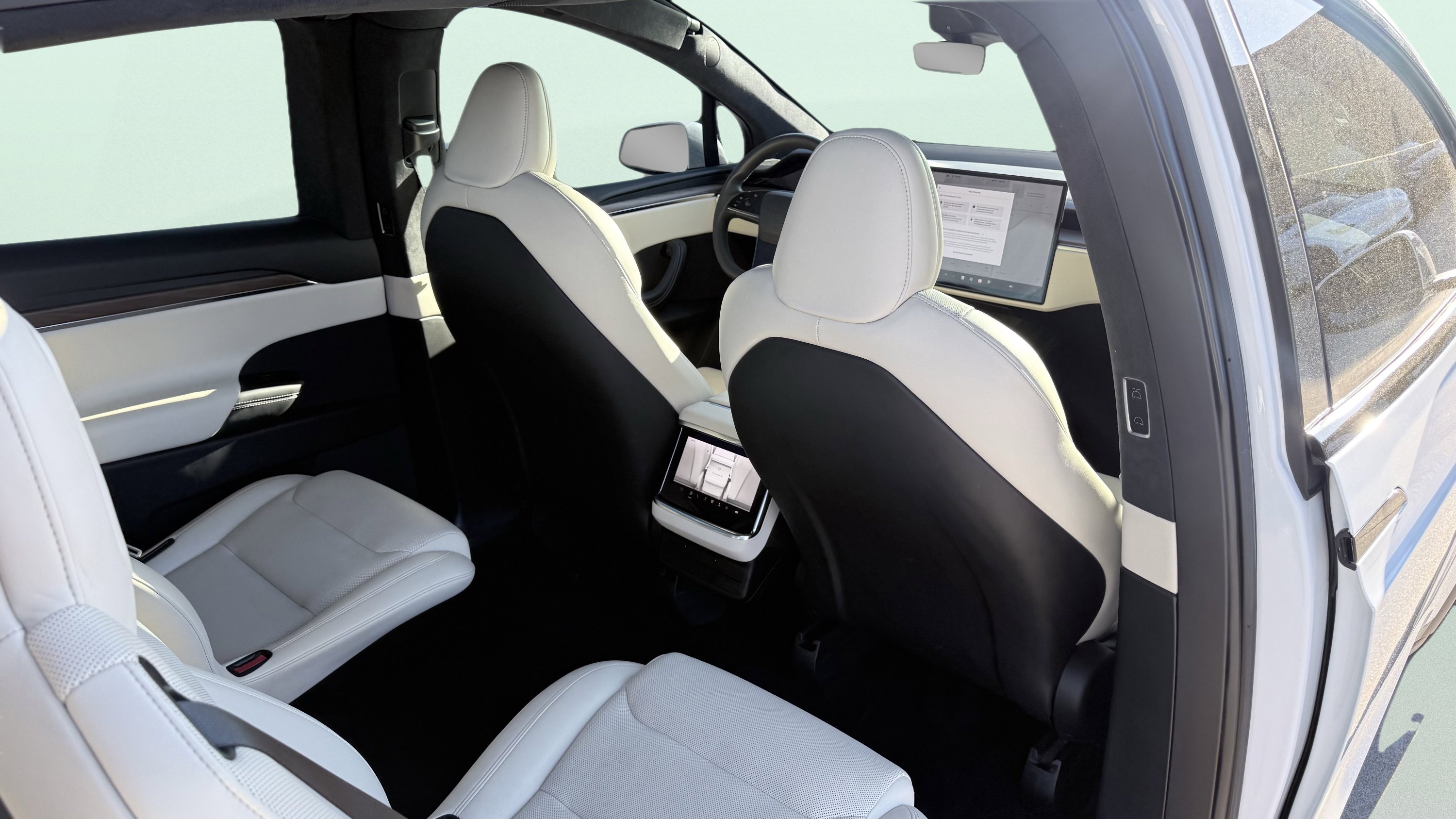 Used 2022 Tesla Model X image 40