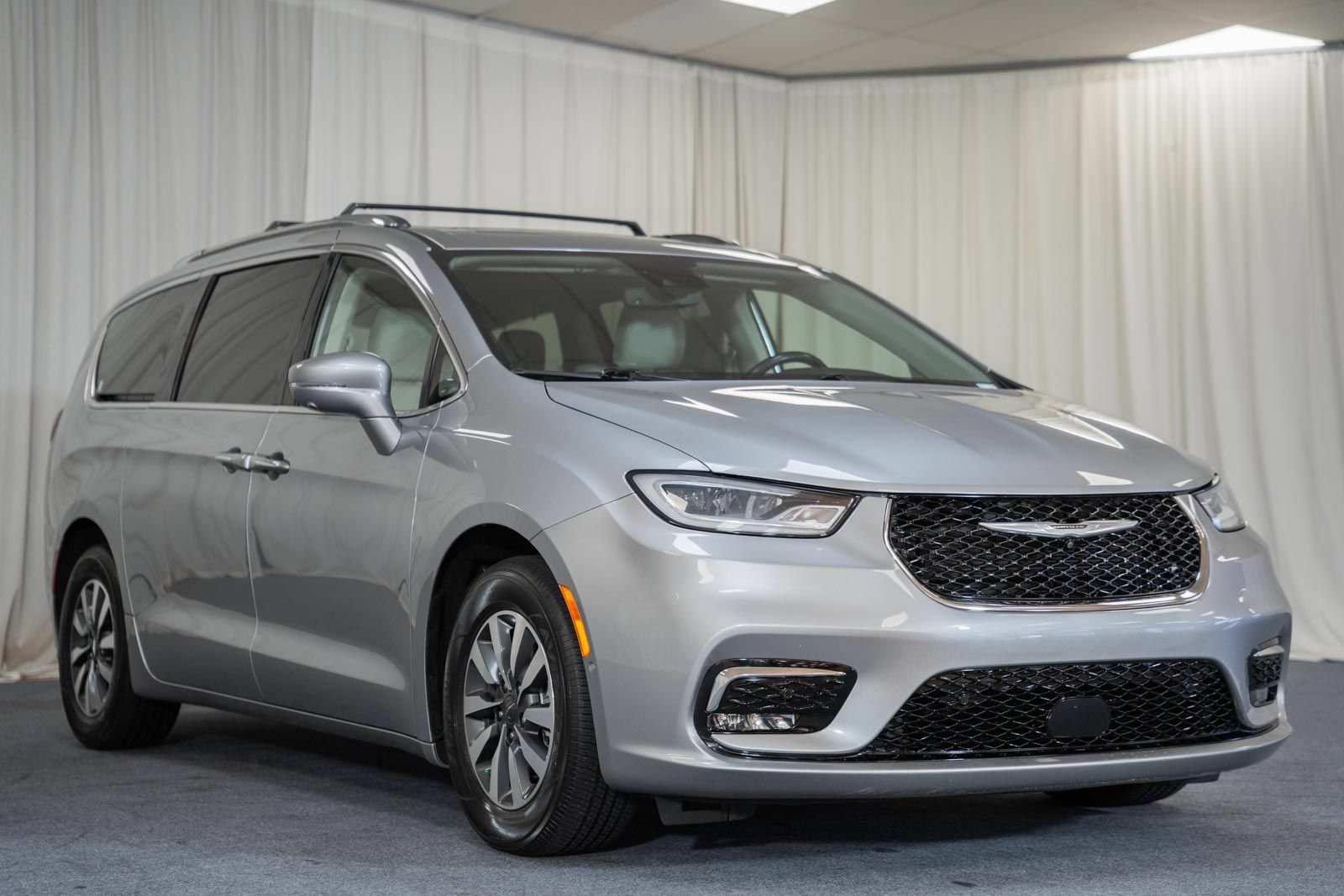 Used 2021 Chrysler Pacifica Touring-L w/ Uconnect Theater Family Group FWD image 1