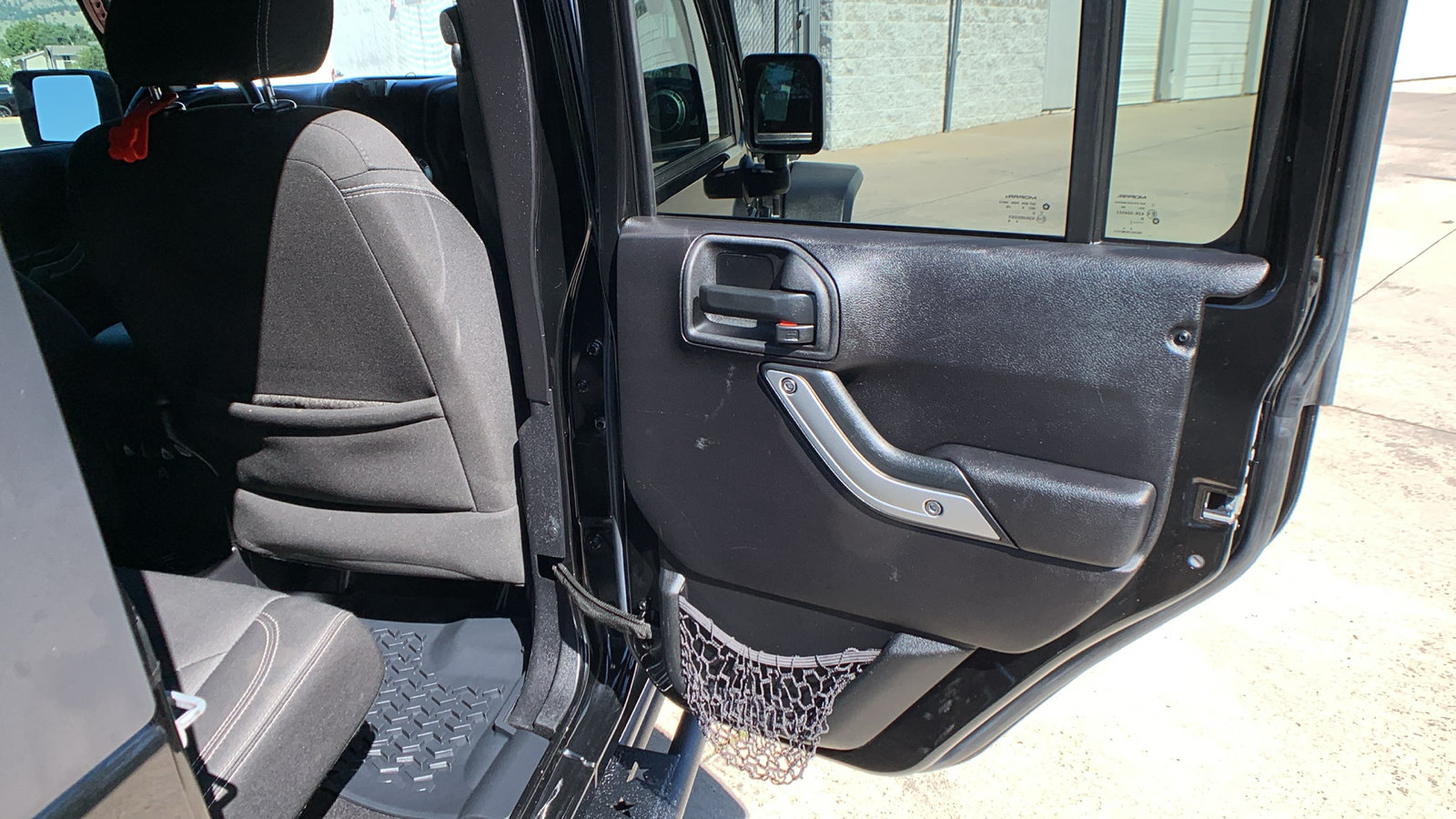 Used 2015 Jeep Wrangler Unlimited Sahara w/ Connectivity Group AWD/4WD image 21