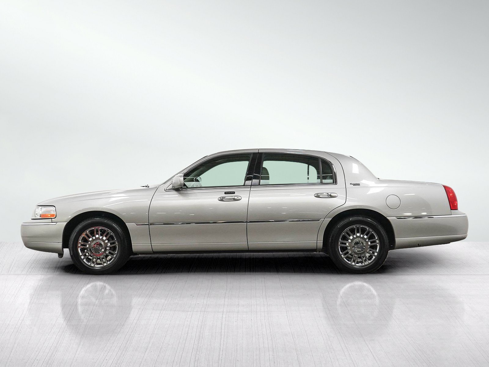 Used 2006 Lincoln Town Car Signature Limited RWD image 2