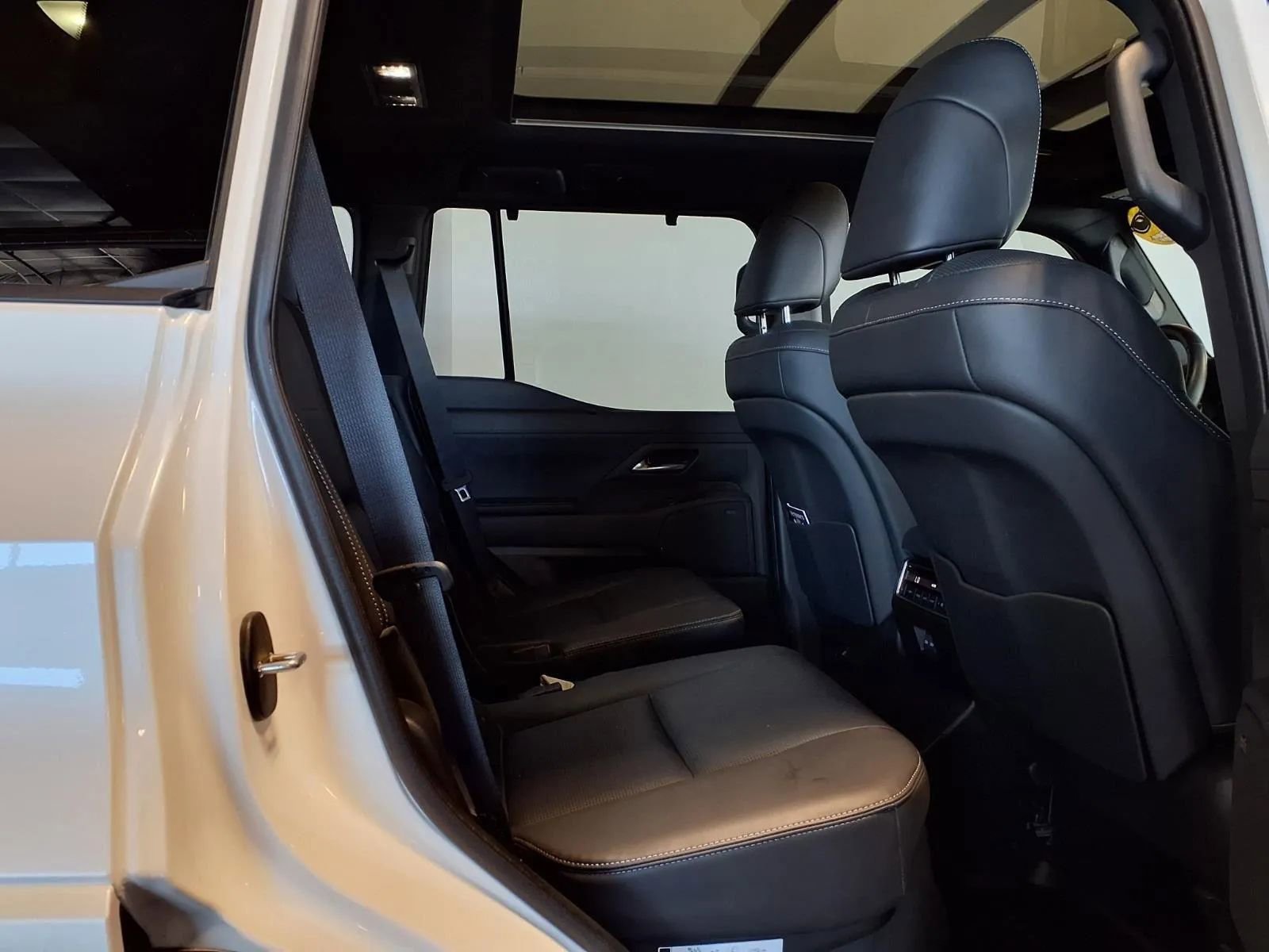 Used 2025 Lexus GX 550 w/ Accessory Package (31) image 9