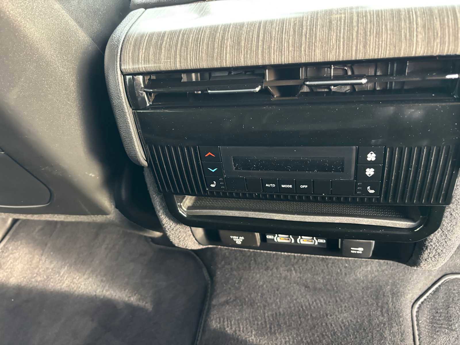 Certified 2024 Jeep Wagoneer L Series III w/ Flexible Seating Group image 17