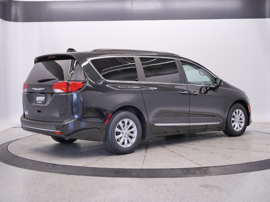 Certified 2017 Chrysler Pacifica Touring-L FWD image 6