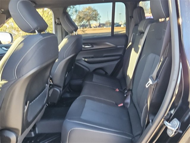 Used 2025 Jeep Grand Cherokee Laredo image 6