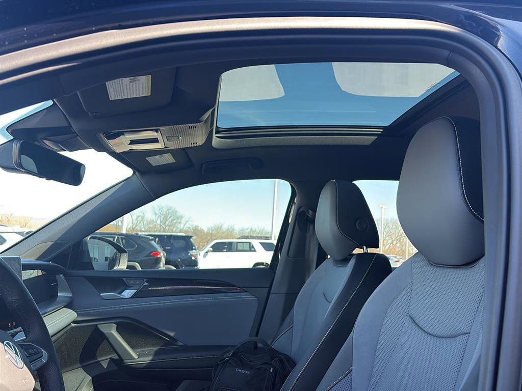 Used 2025 Volkswagen Tiguan SE R-Line image 27