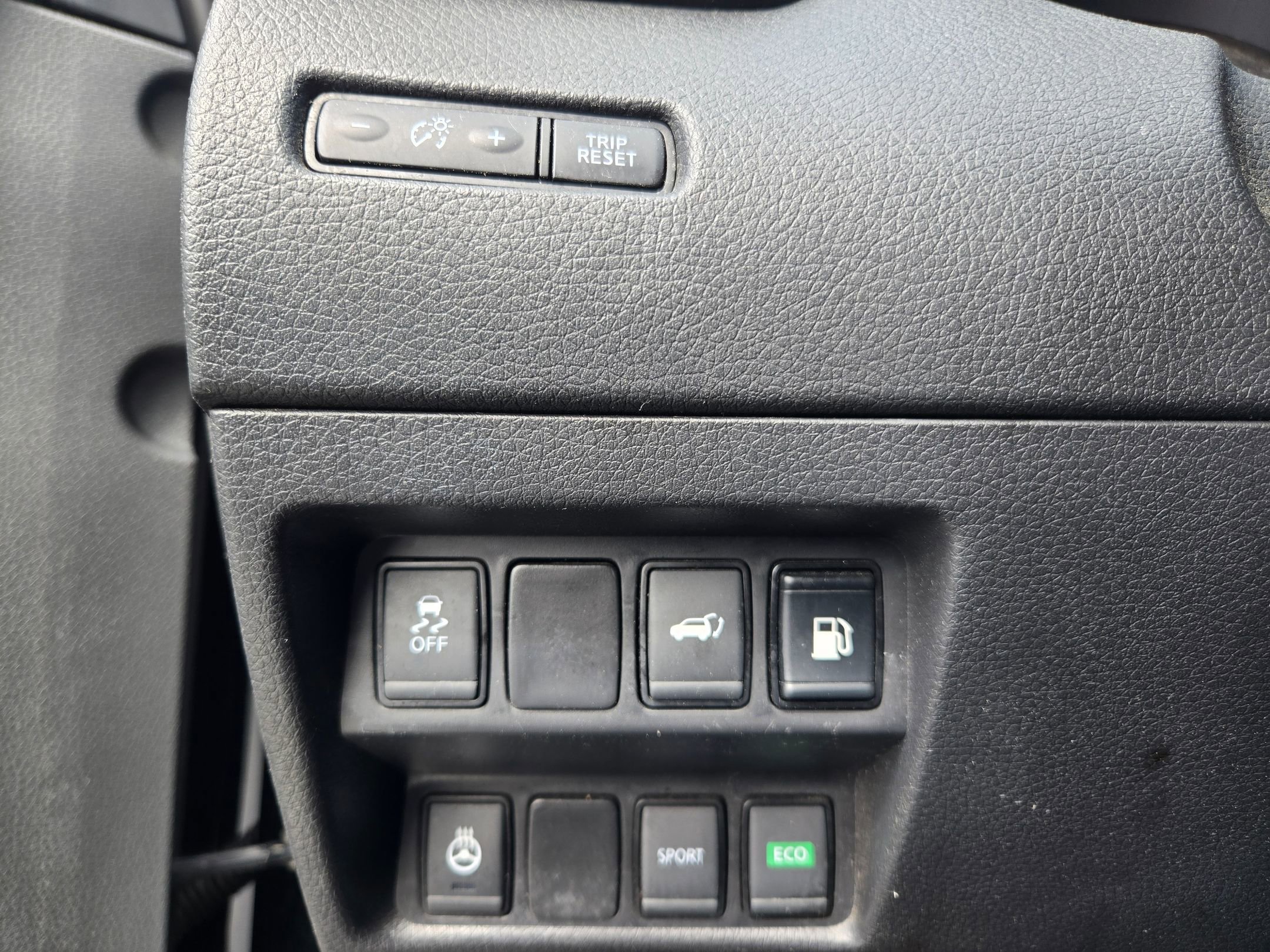 Used 2018 Nissan Rogue SV w/ Premium Package image 25