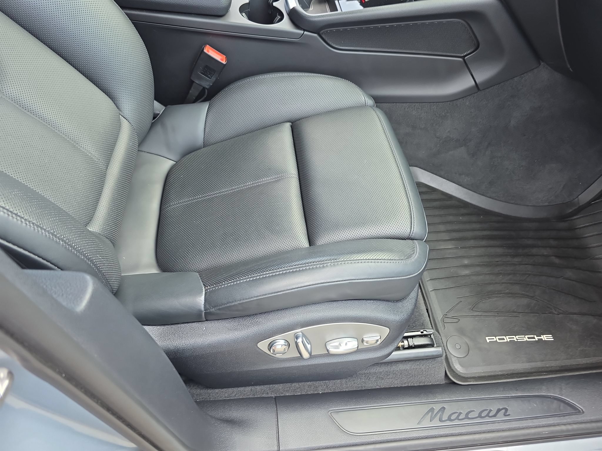 Used 2023 Porsche Macan Turbo AWD/4WD image 12