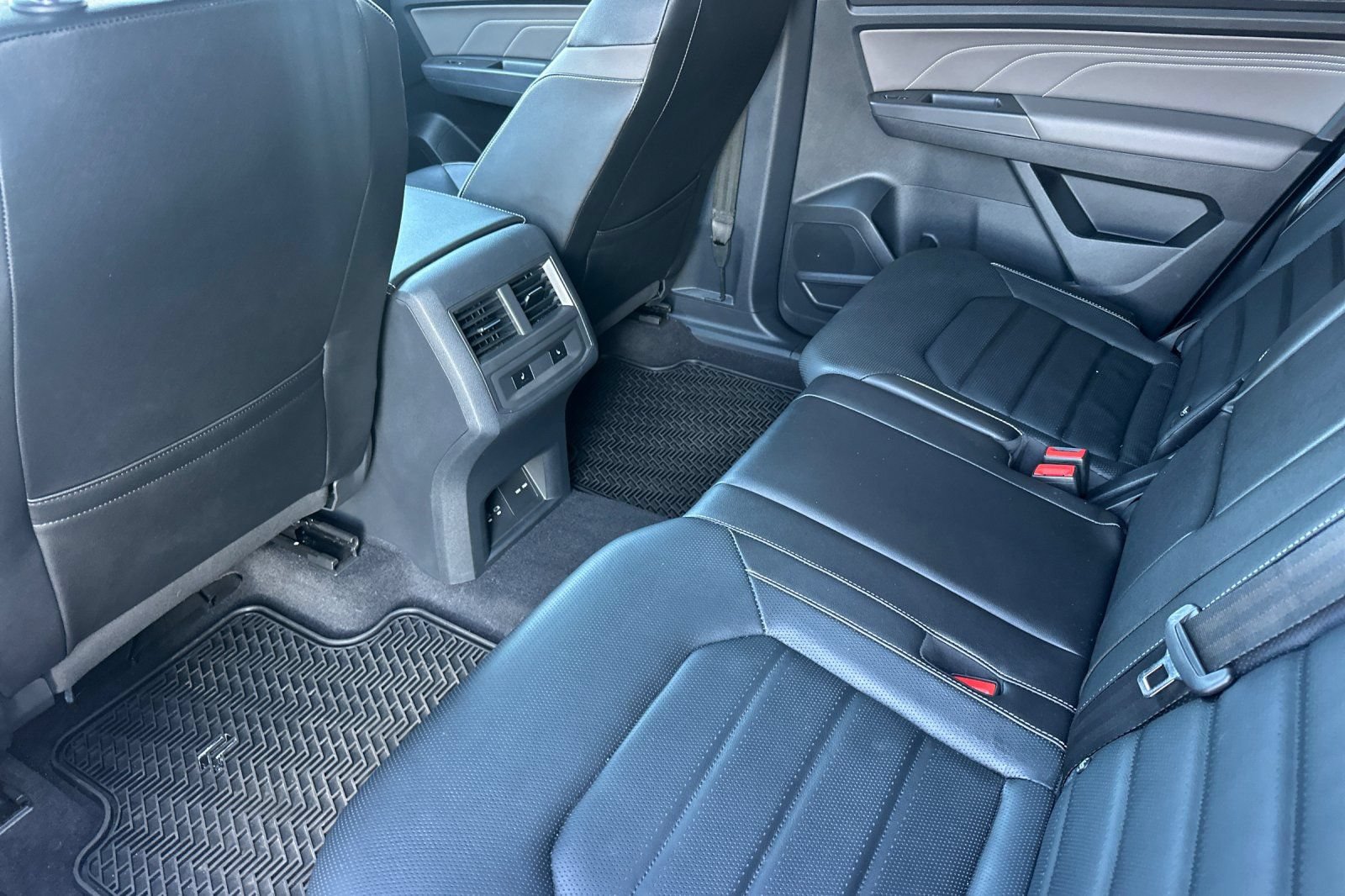 Used 2021 Volkswagen Atlas Cross Sport SEL Premium R-Line w/ Luggage Net & Mats Package AWD/4WD image 14