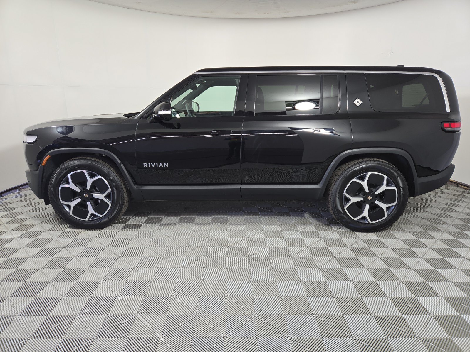 Used 2024 Rivian R1S Adventure AWD/4WD image 2