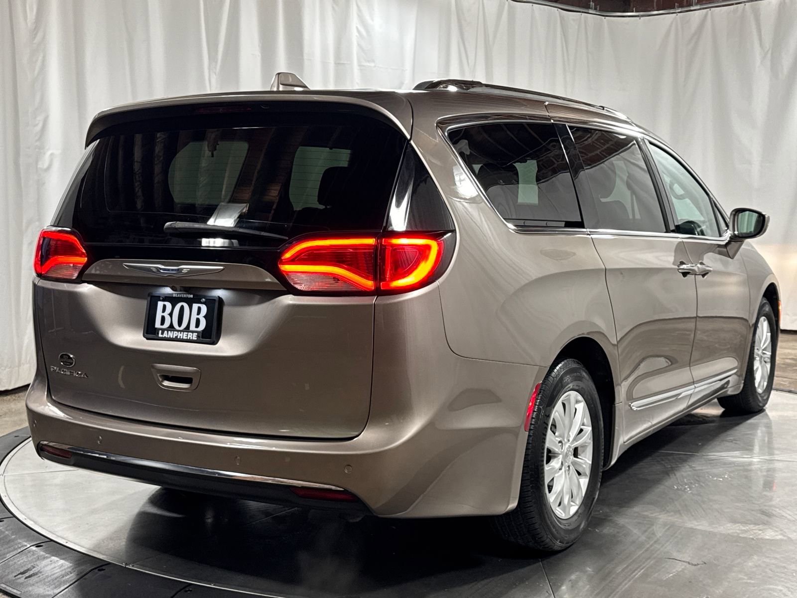 Used 2018 Chrysler Pacifica Touring-L FWD image 10