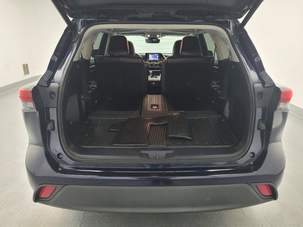 Used 2021 Toyota Highlander XLE AWD/4WD image 29