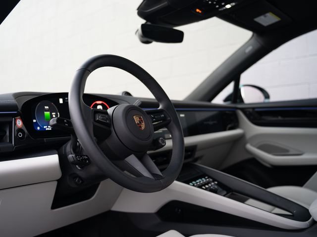 Certified 2025 Porsche Macan 4 Electric image 4