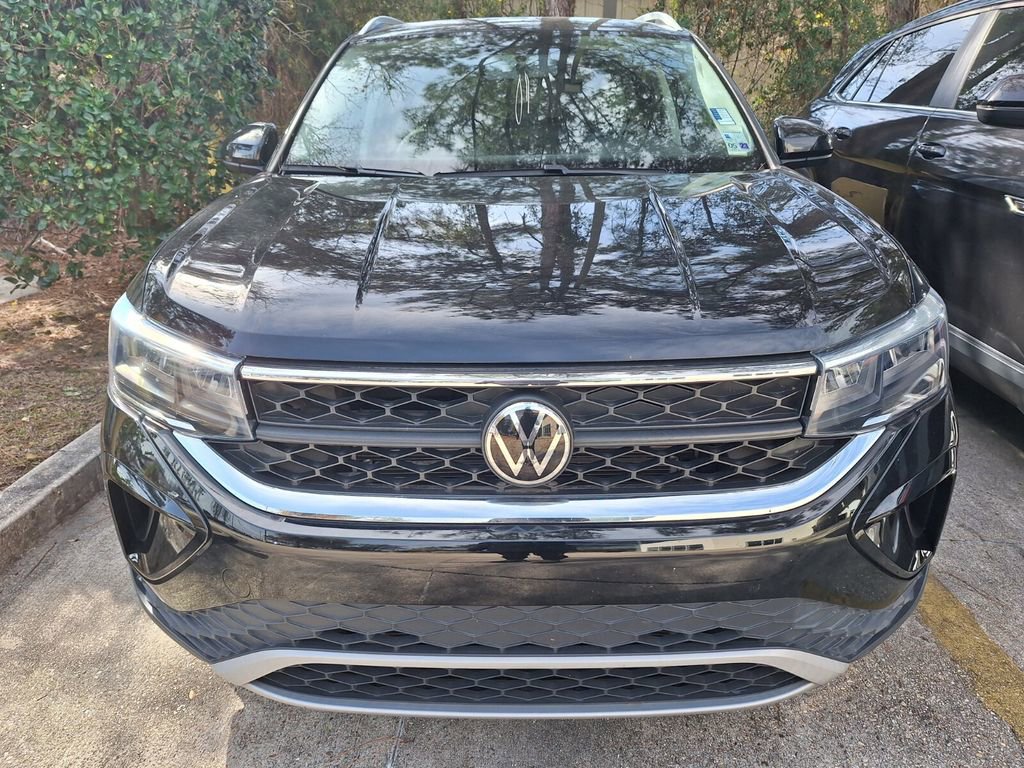Used 2022 Volkswagen Taos SE w/ Panoramic Sunroof Package image 2