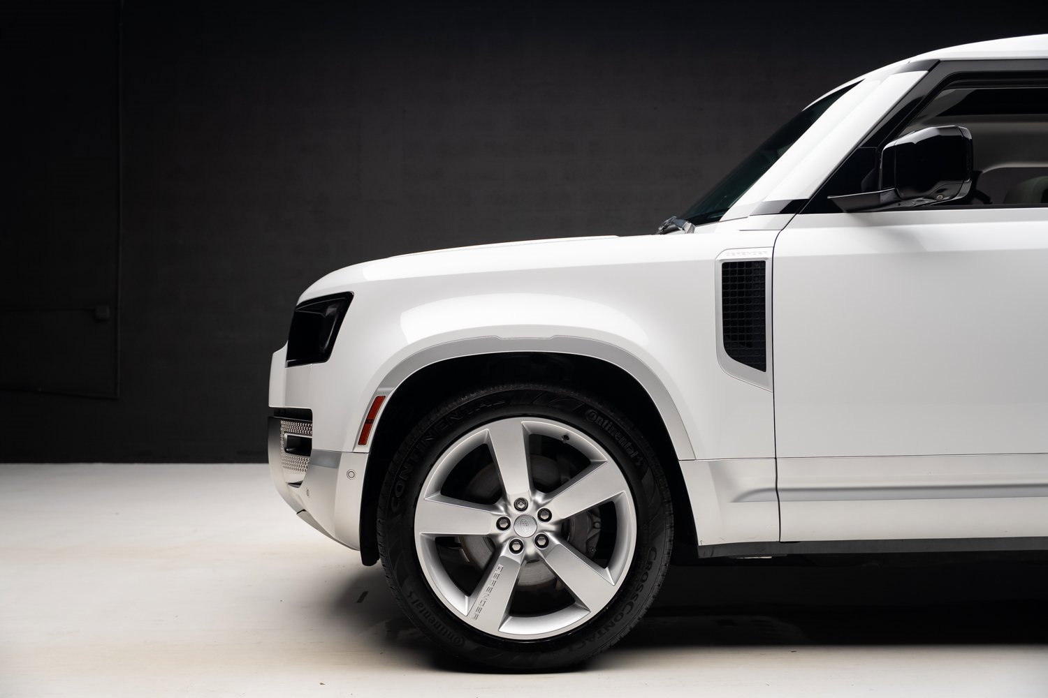 Used 2023 Land Rover Defender 130 First Edition image 18