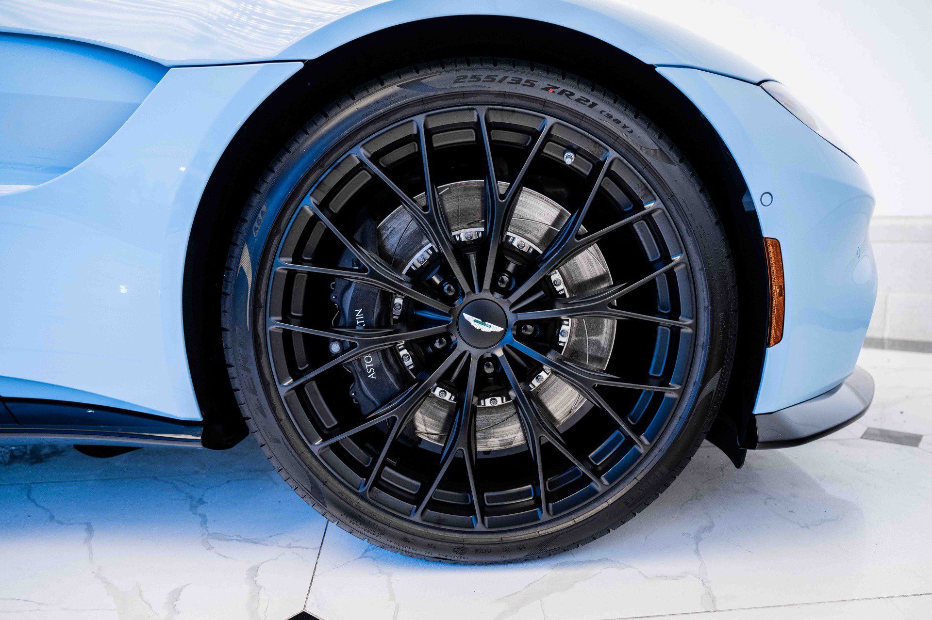 Used 2023 Aston Martin V8 Vantage Coupe RWD image 39