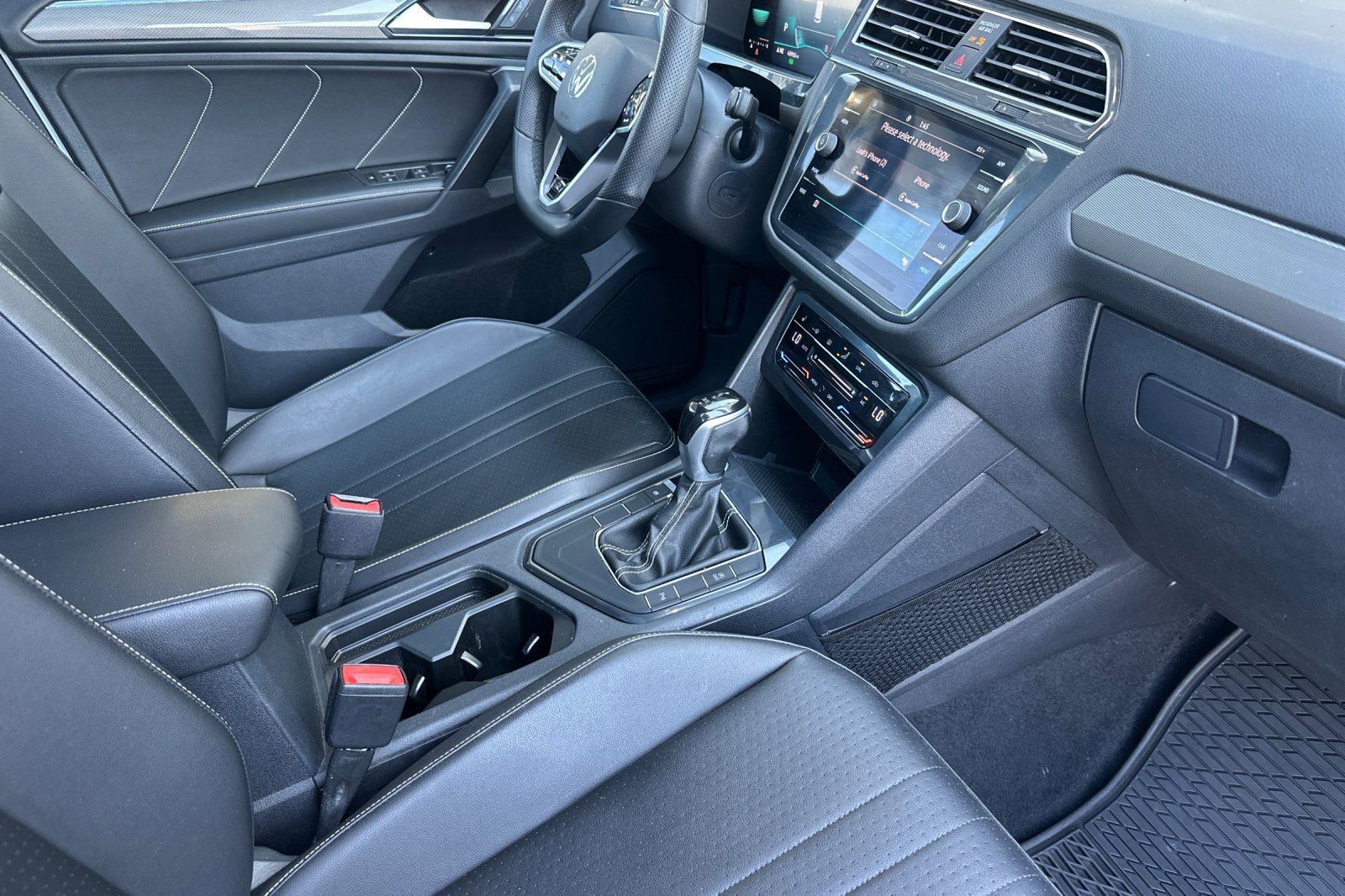 Used 2022 Volkswagen Tiguan SE R-Line image 16