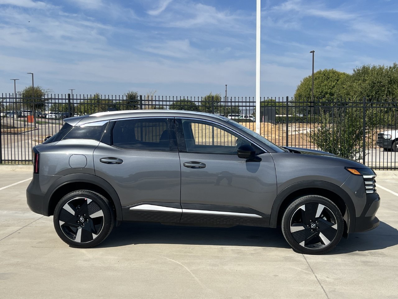 Used 2026 Nissan Kicks SR FWD image 3
