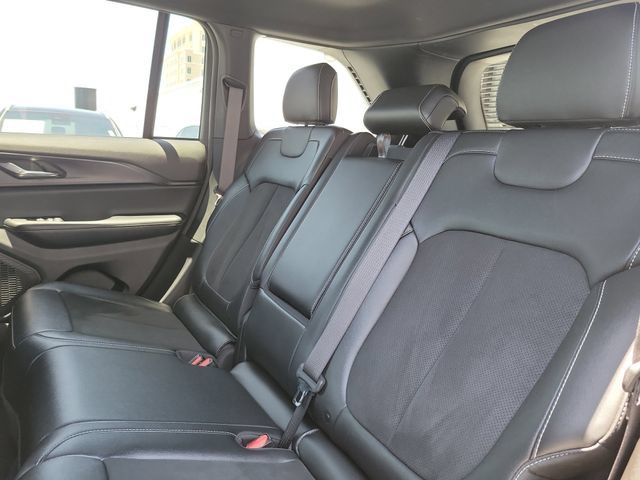 Used 2024 Jeep Grand Cherokee Altitude RWD image 10