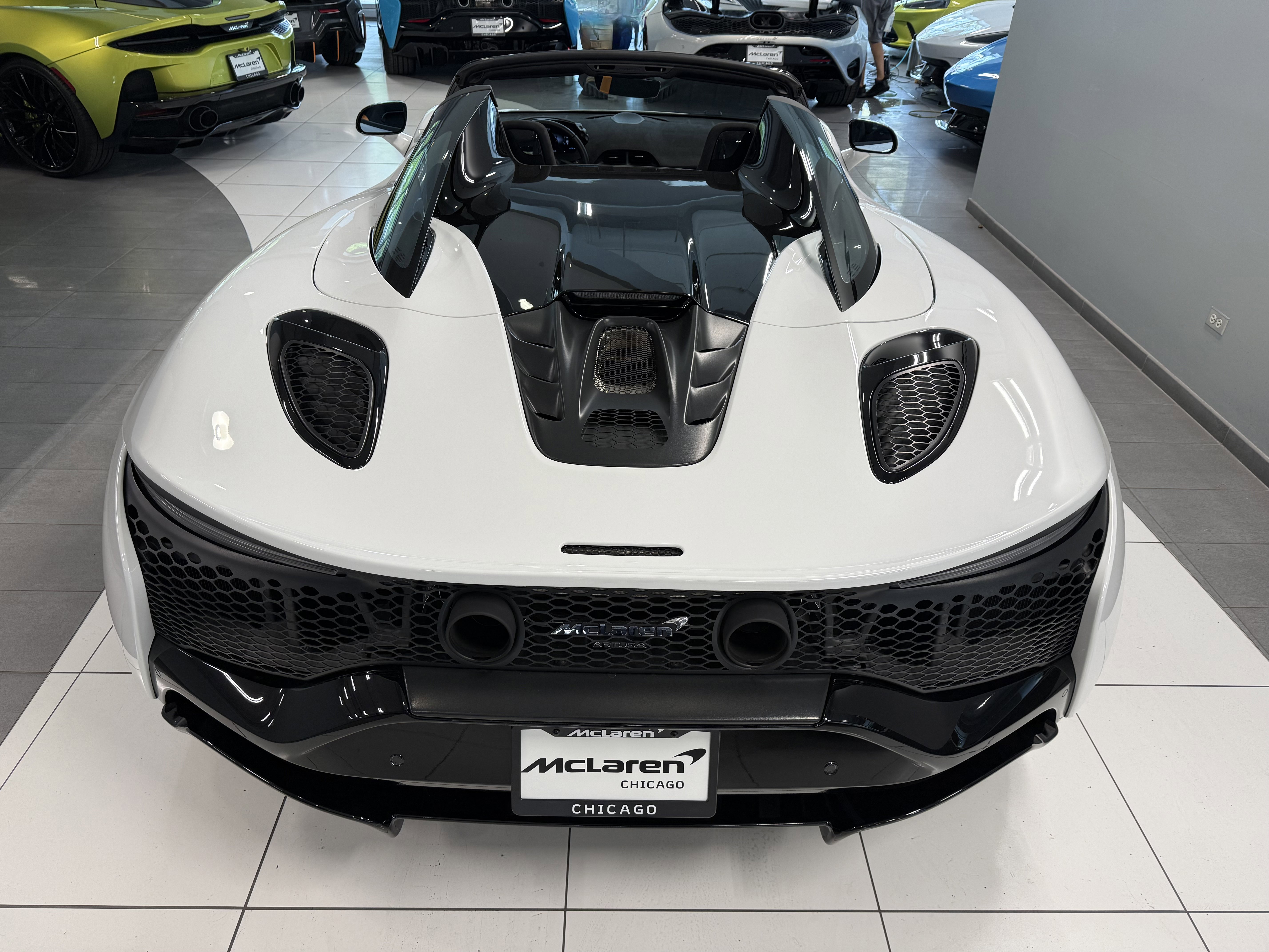 Used 2025 McLaren Artura Spider RWD image 6